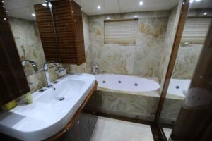 Luxury Yacht Rental in Dubai |Yacht Charter from 599 AED/Hour