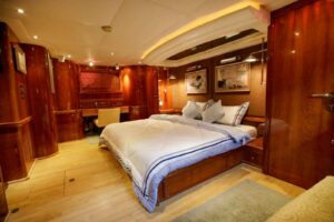 Luxury Yacht Rental in Dubai |Yacht Charter from 599 AED/Hour