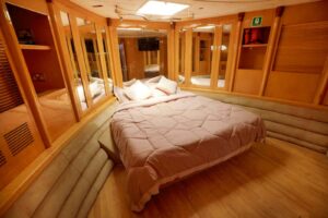 Luxury Yacht Rental in Dubai |Yacht Charter from 599 AED/Hour