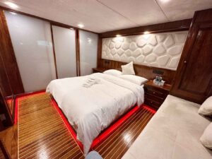 Luxury Yacht Rental in Dubai |Yacht Charter from 599 AED/Hour